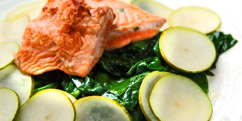 Laks med p&aelig;re og spinat